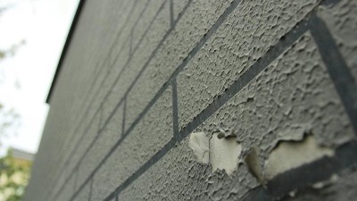 真石漆墻面大片掉皮脫落?原因和解決方法在這