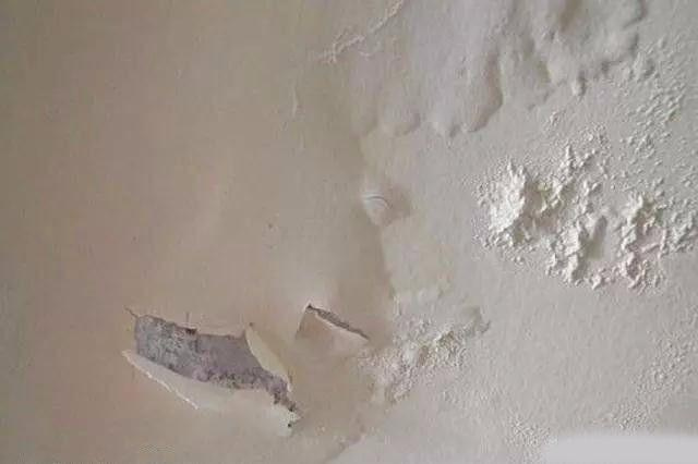 裝修是一件費(fèi)心費(fèi)力，卻又很享受的過(guò)程，看著毛坯房變成溫馨的小家，內(nèi)心的滿足感是無(wú)法代替的。為了裝修，從家裝布局設(shè)計(jì)到建材市場(chǎng)千挑萬(wàn)選，終于把房子裝成了你想要的樣子。然而，沒(méi)住多久卻發(fā)現(xiàn)乳膠漆墻面起泡，心里別提多難過(guò)。為何人人稱贊的乳膠漆會(huì)出現(xiàn)起泡問(wèn)題呢?本期，恩澤小博士和大家一起探討乳膠漆墻面起泡的原因和解決方法!