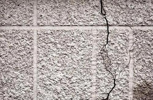 如何解決外墻水包水出現(xiàn)泛白、龜裂問(wèn)題?